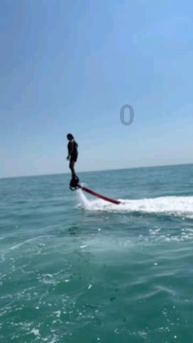 救援爱图画的男孩